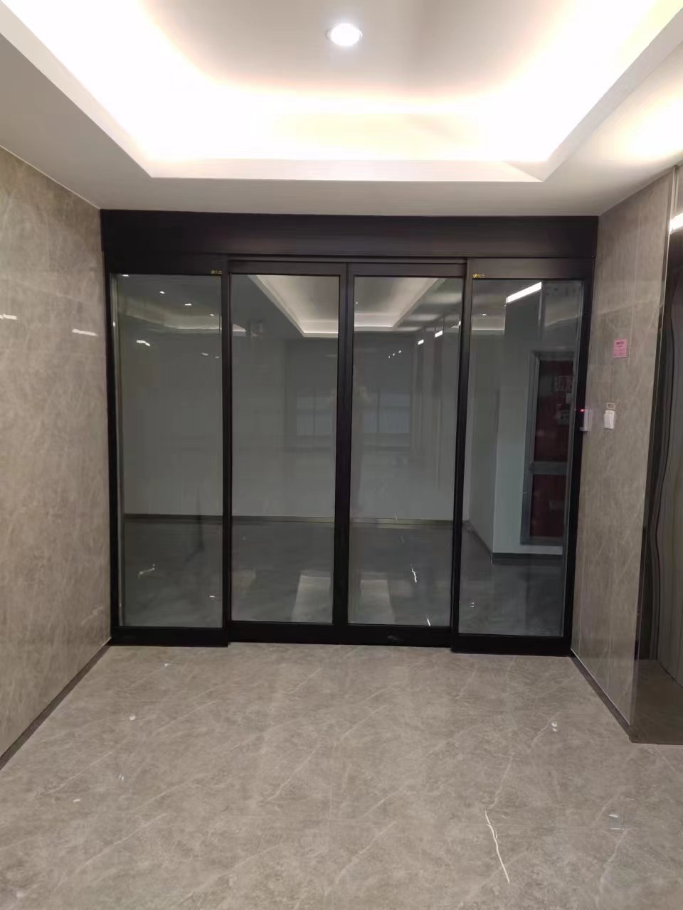 栖霞区玻璃伸缩门