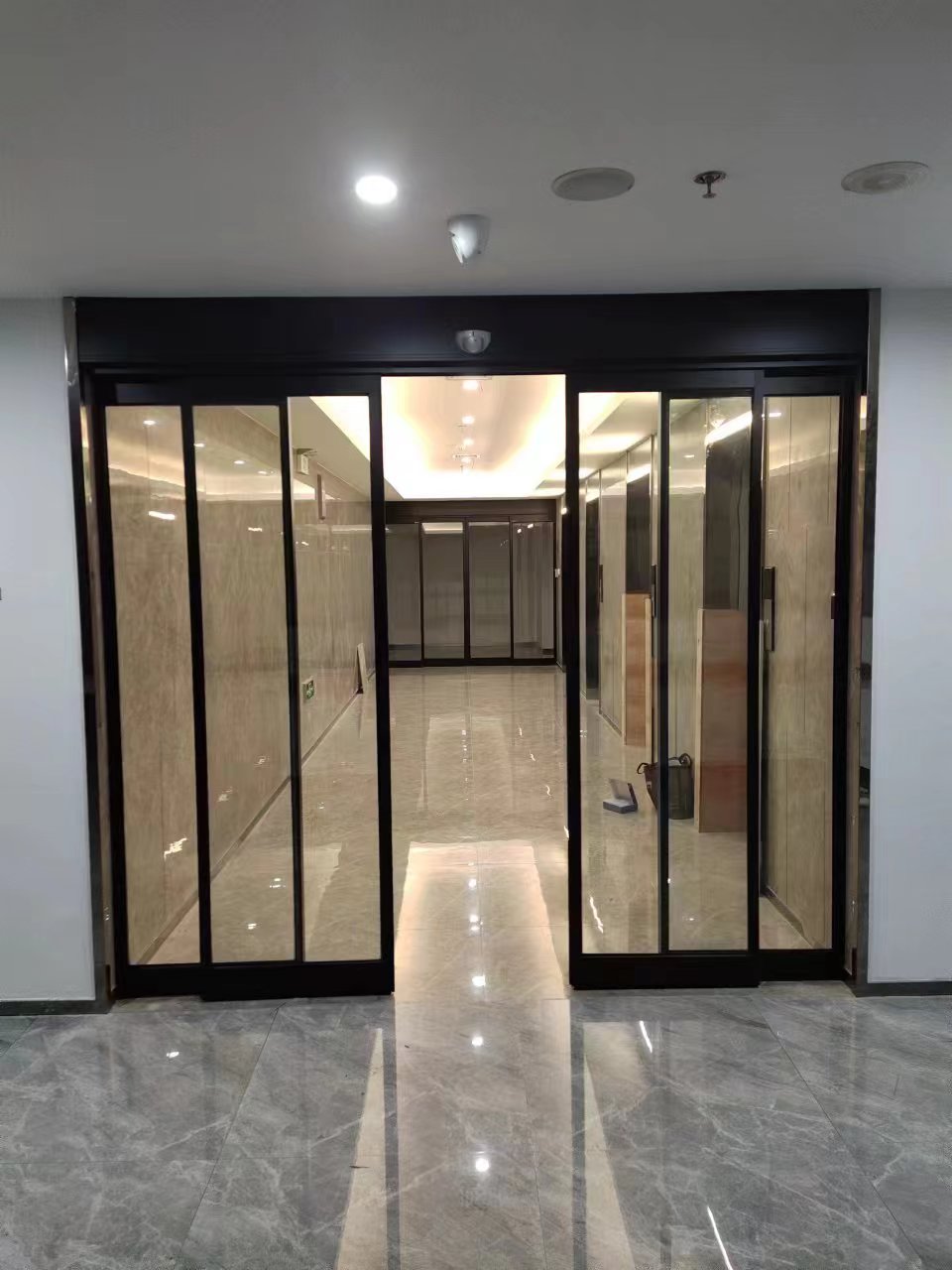 栖霞区玻璃伸缩门